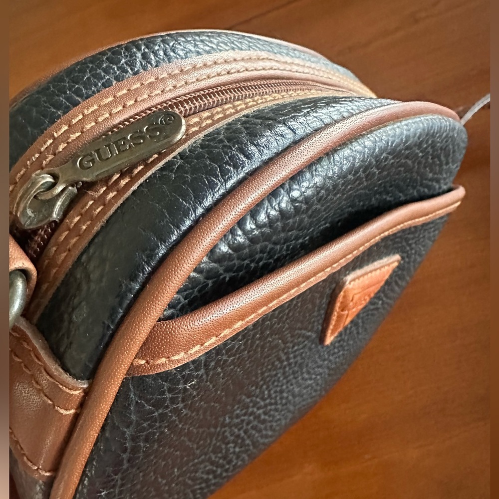 Vintage GUESS 90s Crossbody Camera Bag Black Brown Pebbled Faux Leather - Picture 9 of 10